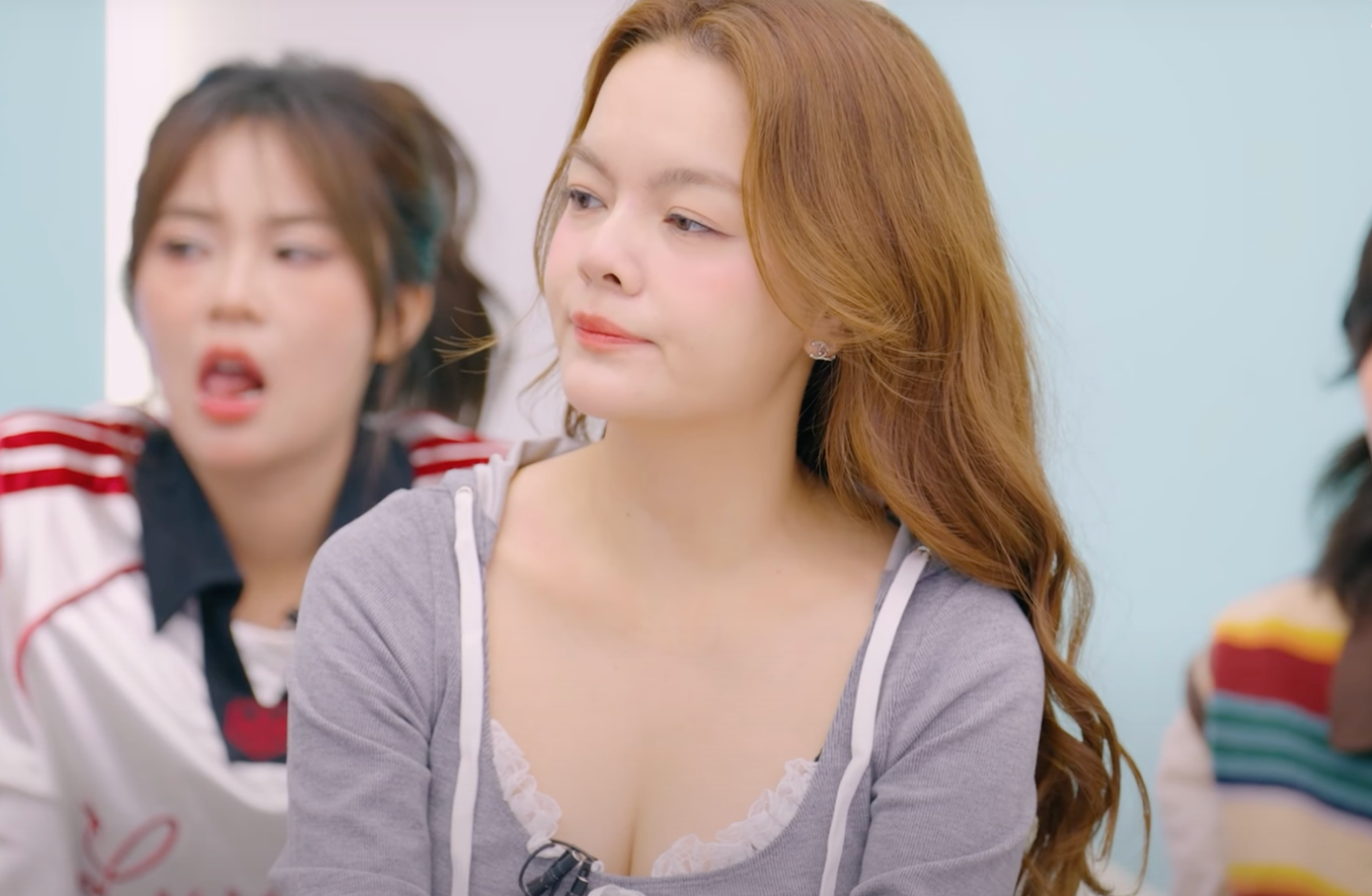 Phạm Quỳnh Anh đề cử Thiều Bảo Trâm (đeo kính) hát Chưa quên người yêu cũ. Phạm Quỳnh Anh đề cử Thiều Bảo Trâm (đeo kính) hát Chưa quên người yêu cũ.