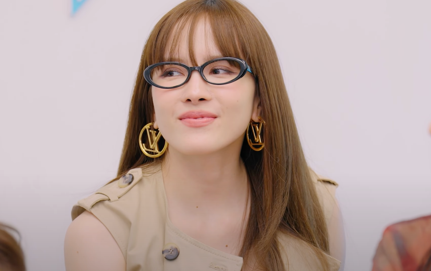 Phạm Quỳnh Anh đề cử Thiều Bảo Trâm (đeo kính) hát Chưa quên người yêu cũ. Phạm Quỳnh Anh đề cử Thiều Bảo Trâm (đeo kính) hát Chưa quên người yêu cũ.