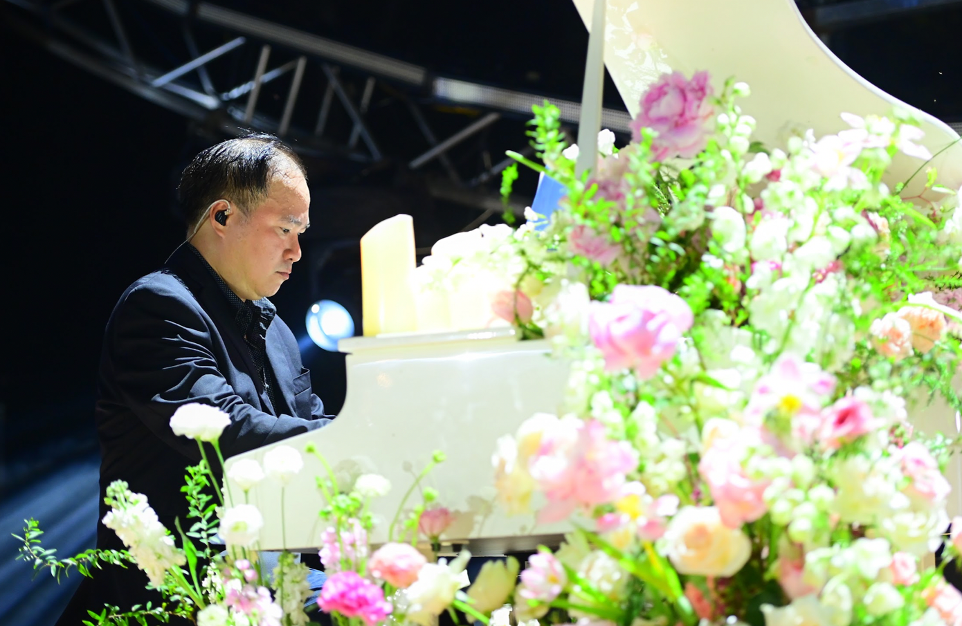 Nhạc sĩ Việt Anh tại đêm nhạc tối 23/11. Nhạc sĩ Việt Anh tại đêm nhạc tối 23/11.