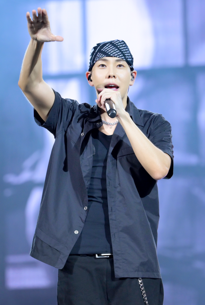 Loco và Hwasa (phải).