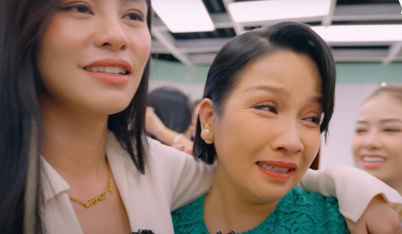 Dàn chị đẹp ôm nhau khóc vì không ai phải ra về sau Công diễn 1. Dàn chị đẹp ôm nhau khóc vì không ai phải ra về sau Công diễn 1.