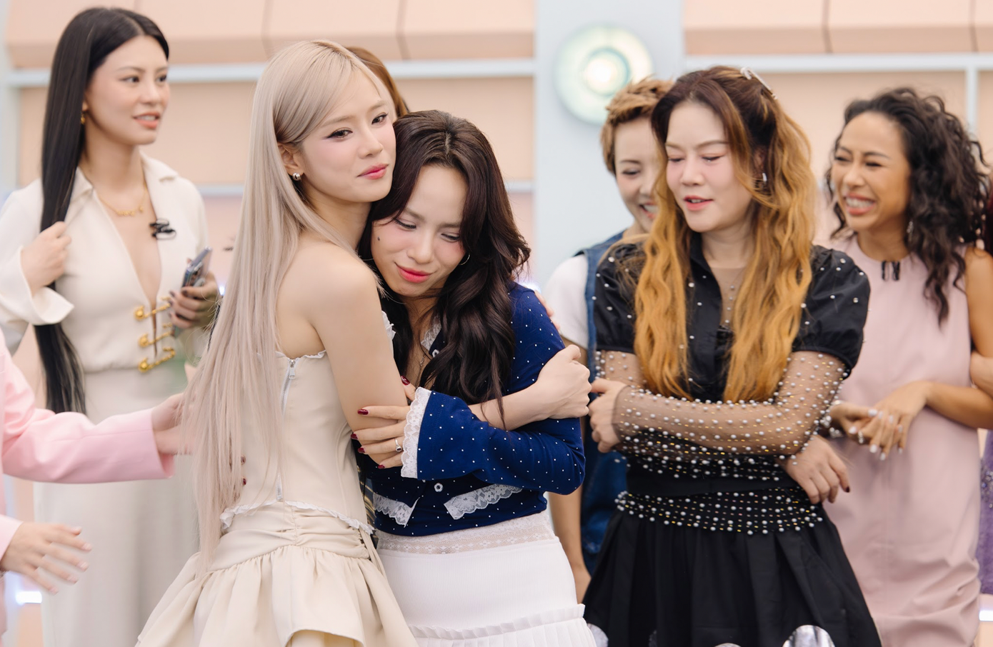 Dàn chị đẹp ôm nhau khóc vì không ai phải ra về sau Công diễn 1. Dàn chị đẹp ôm nhau khóc vì không ai phải ra về sau Công diễn 1.