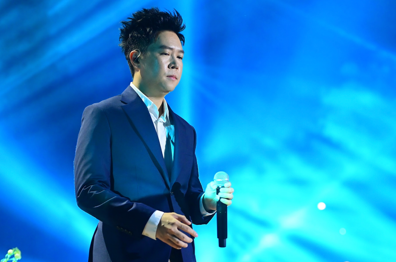 Dàn ca sĩ trẻ thể hiện ca khúc của nhạc sĩ Việt Anh. Dàn ca sĩ trẻ thể hiện ca khúc của nhạc sĩ Việt Anh.