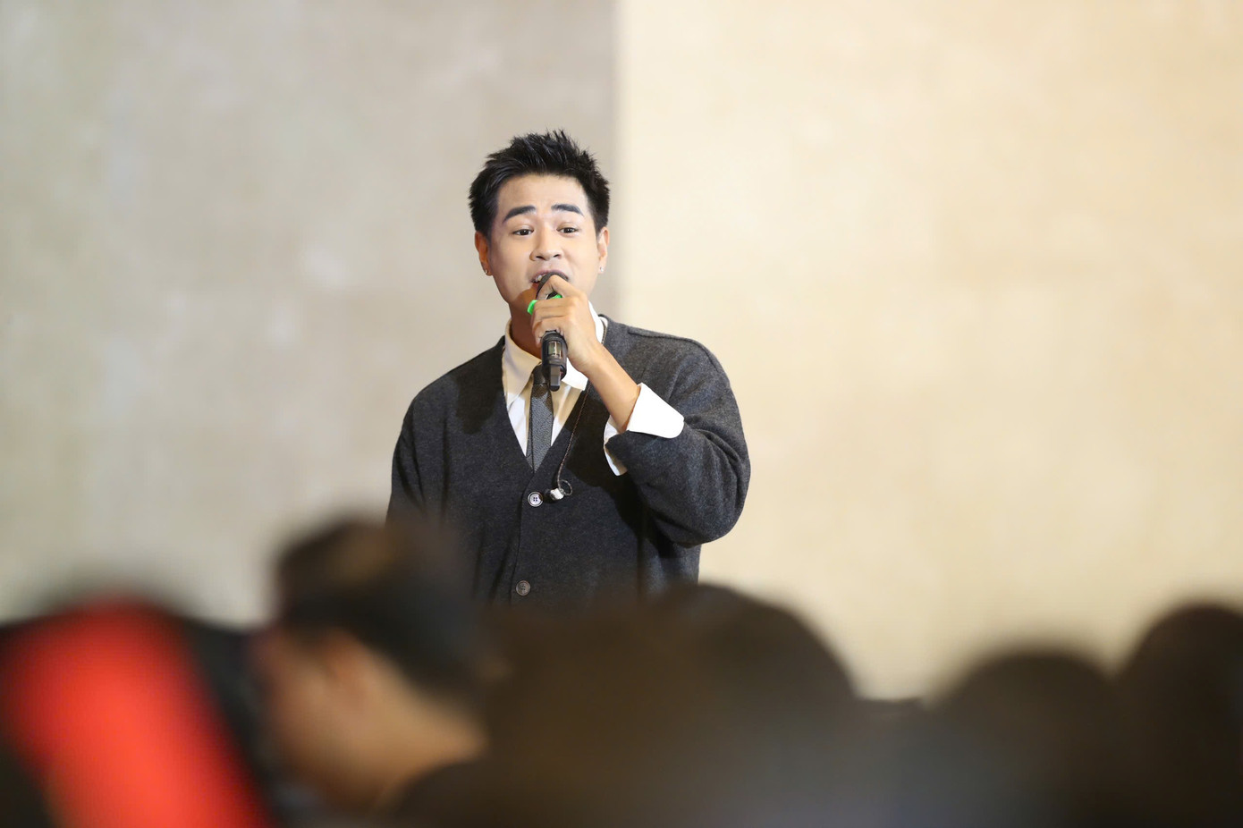 Ca sĩ Khải Đăng trình diễn. Ảnh: Duy Anh.