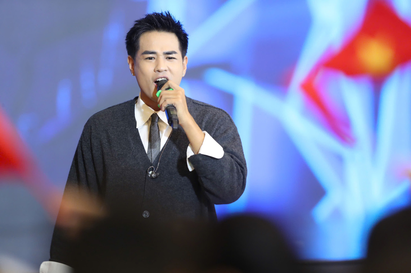 Ca sĩ Khải Đăng trình diễn. Ảnh: Duy Anh.