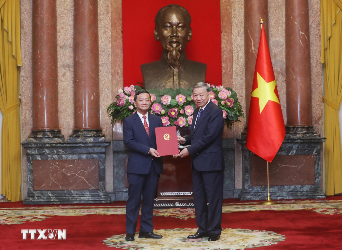 Tổng Bí thư, Chủ tịch nước Tô Lâm trao Quyết định bổ nhiệm Đại sứ Việt Nam tại CHDCND Lào cho ông Nguyễn Minh Tâm, Phó Trưởng Ban Đối ngoại Trung ương. Ảnh: Lâm Khánh/TTXVN.