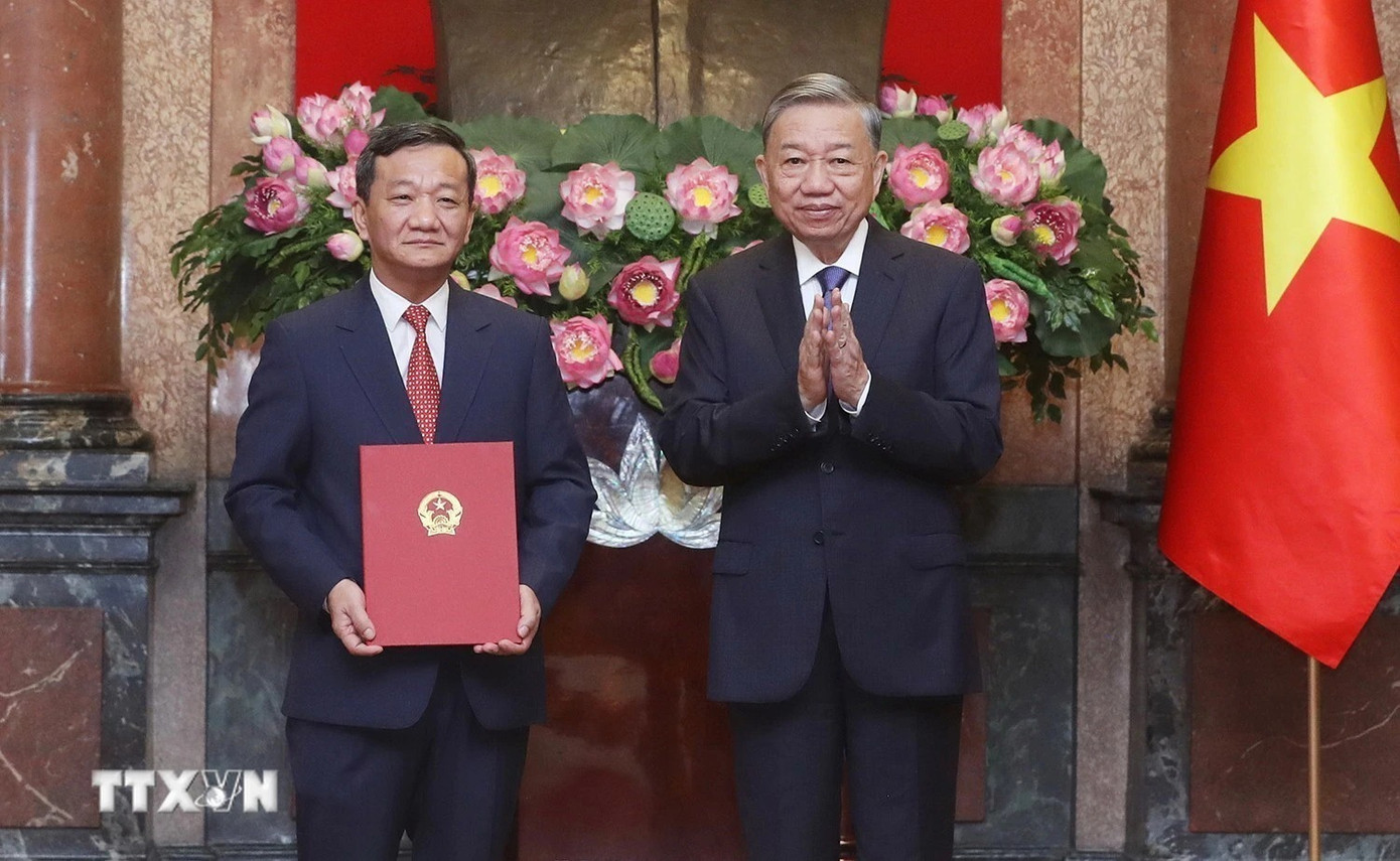 Tổng Bí thư, Chủ tịch nước Tô Lâm trao Quyết định bổ nhiệm Đại sứ Việt Nam tại CHDCND Lào cho ông Nguyễn Minh Tâm, Phó Trưởng Ban Đối ngoại Trung ương. (Ảnh: Lâm Khánh/TTXVN)