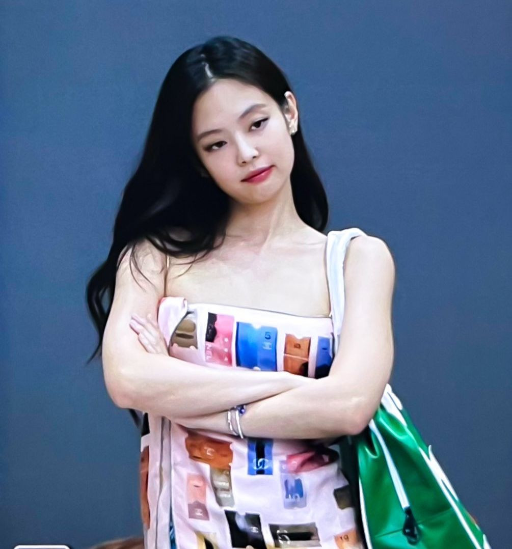 Về phần Jennie, cô dự kiến ra mắt album solo. Ca sĩ nói sản phẩm âm nhạc này sẽ có những gì mà fan mong đợi. Hôm 2/8, Jennie đăng ký nhãn hiệu &quot;Jennie Ruby Jane&quot; với Văn phòng Sở hữu Trí tuệ Hàn Quốc. Tên khai sinh của cô là Jennie Kim, nhưng sau khi học ở New Zealand, cô lấy tên Jennie Ruby Jane.