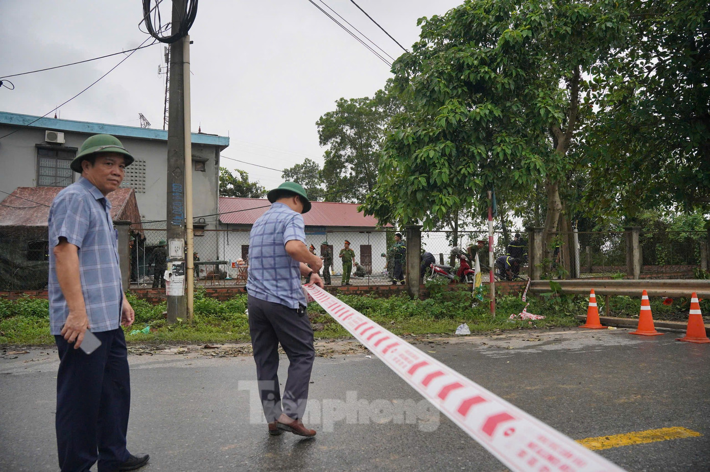 Đến 16h30, công tác lập rào chắn cầu đã được lực lượng chức năng thực hiện hoàn tất. Ảnh: Đức Nguyễn. Đến 16h30, công tác lập rào chắn cầu đã được lực lượng chức năng thực hiện hoàn tất. Ảnh: Đức Nguyễn.