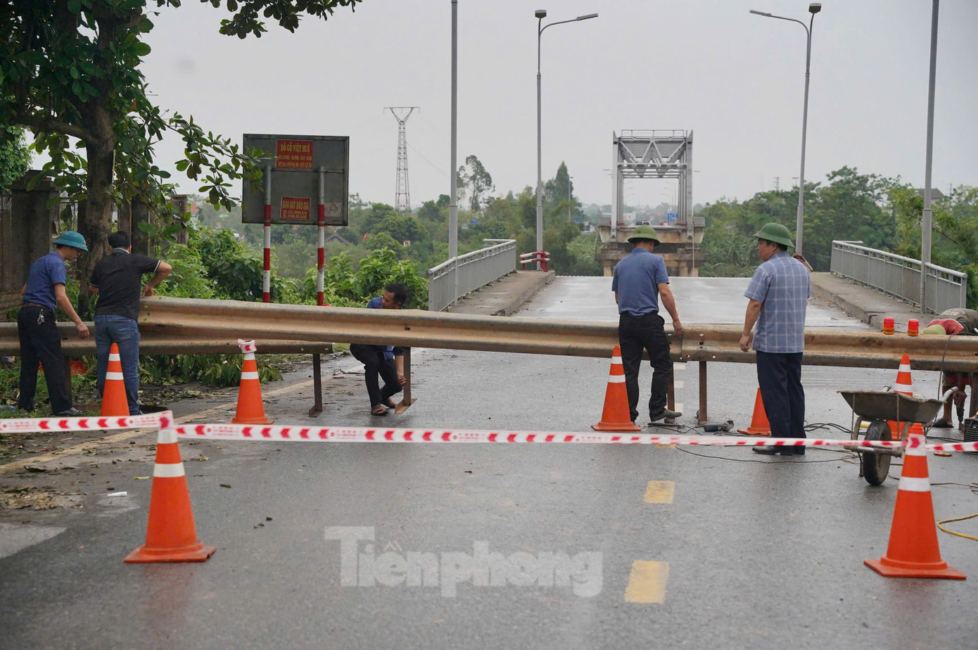 Đến 16h30, công tác lập rào chắn cầu đã được lực lượng chức năng thực hiện hoàn tất. Ảnh: Đức Nguyễn. Đến 16h30, công tác lập rào chắn cầu đã được lực lượng chức năng thực hiện hoàn tất. Ảnh: Đức Nguyễn.