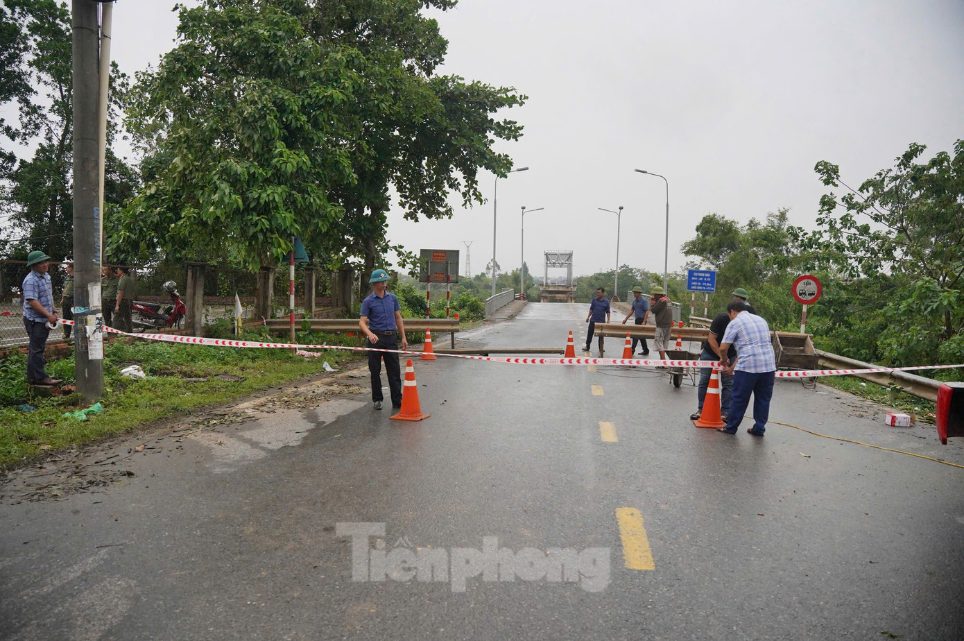 Đến 16h30, công tác lập rào chắn cầu đã được lực lượng chức năng thực hiện hoàn tất. Ảnh: Đức Nguyễn. Đến 16h30, công tác lập rào chắn cầu đã được lực lượng chức năng thực hiện hoàn tất. Ảnh: Đức Nguyễn.