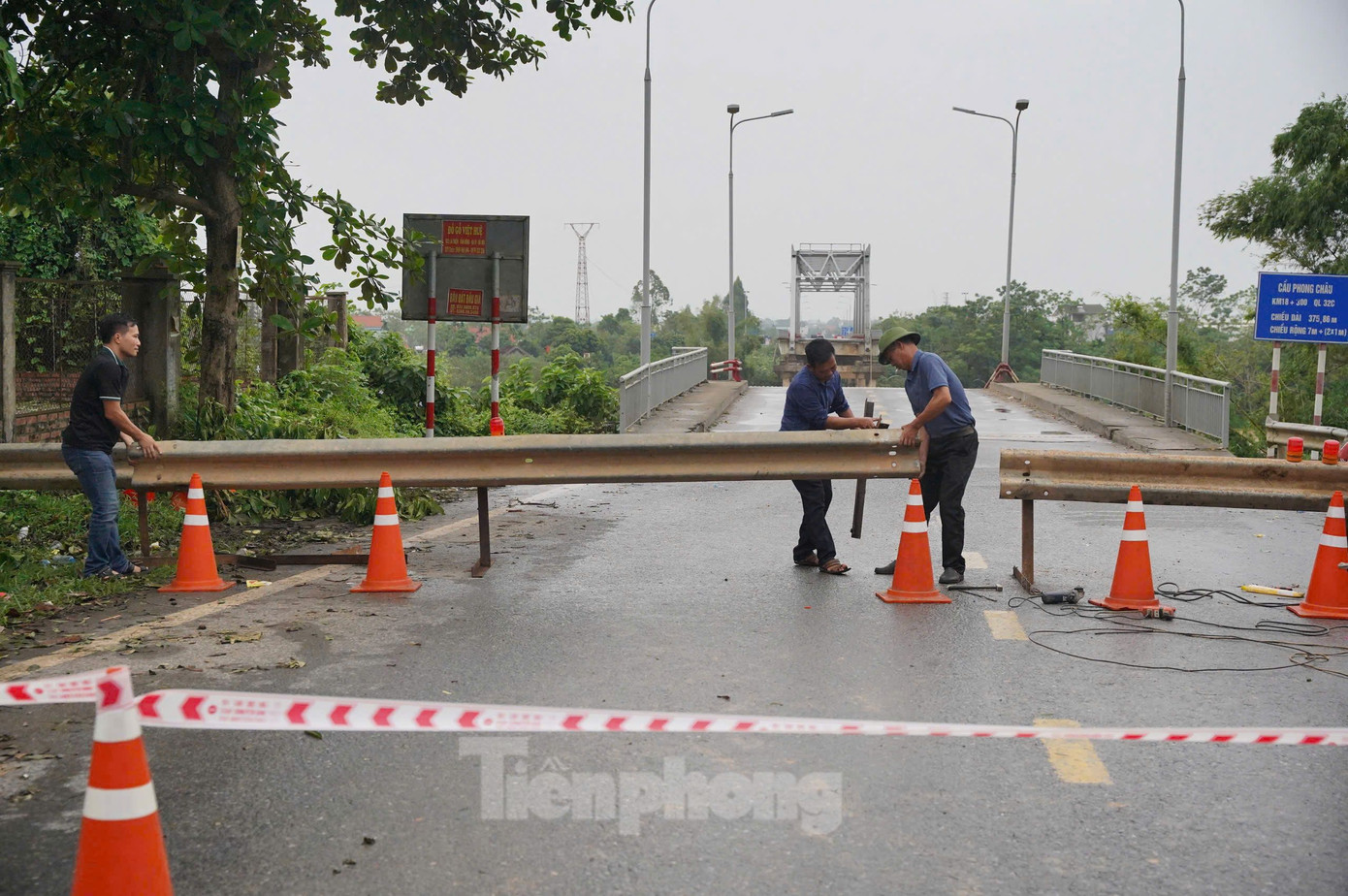 Đến 16h30, công tác lập rào chắn cầu đã được lực lượng chức năng thực hiện hoàn tất. Ảnh: Đức Nguyễn. Đến 16h30, công tác lập rào chắn cầu đã được lực lượng chức năng thực hiện hoàn tất. Ảnh: Đức Nguyễn.