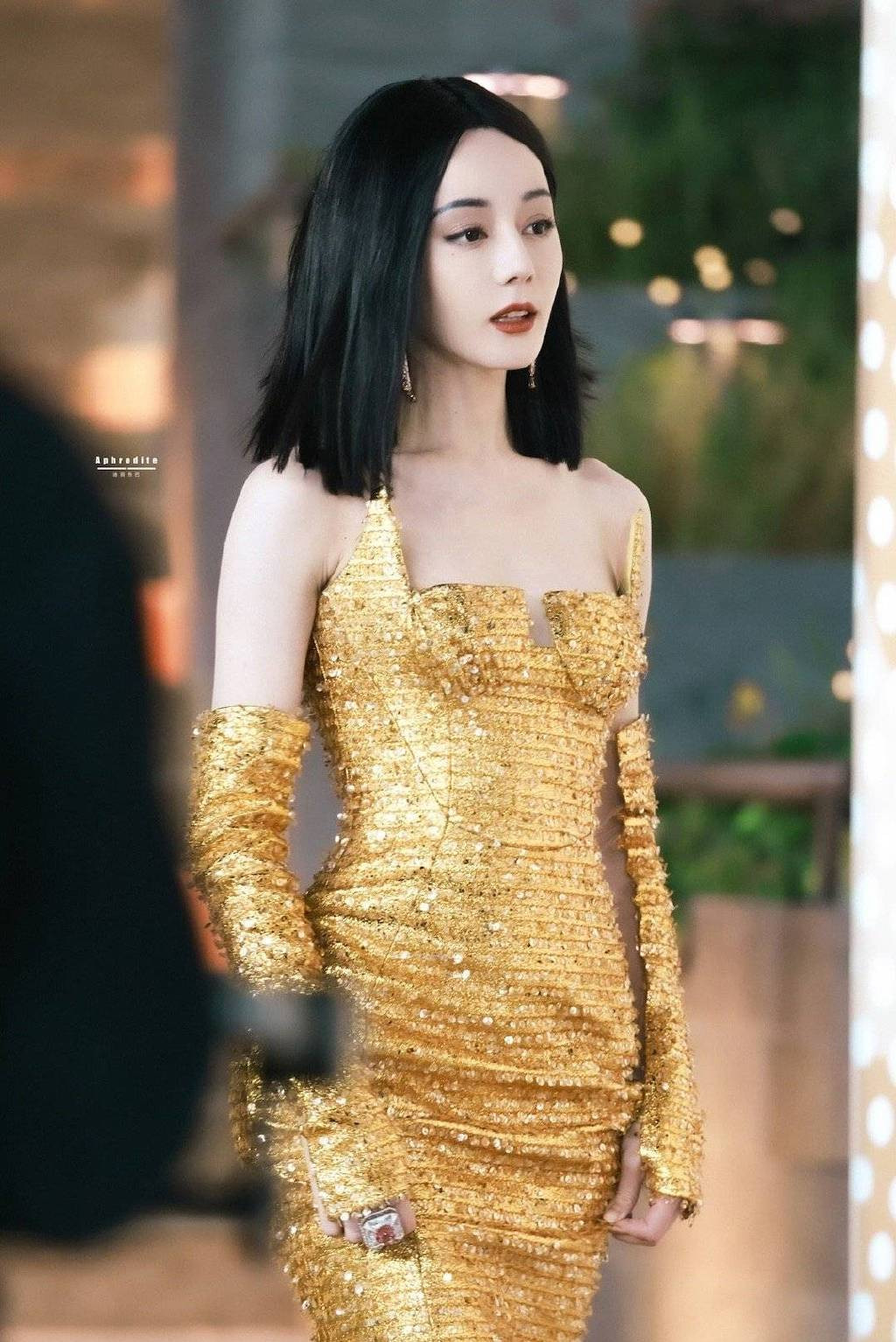 Giống với những tạo hình sự kiện trước, mỹ nhân Tân Cương ưu tiên chọn những thiết kế khoét ngực, ôm sát, giúp cô khoe khéo đường cong cơ thể gợi cảm.