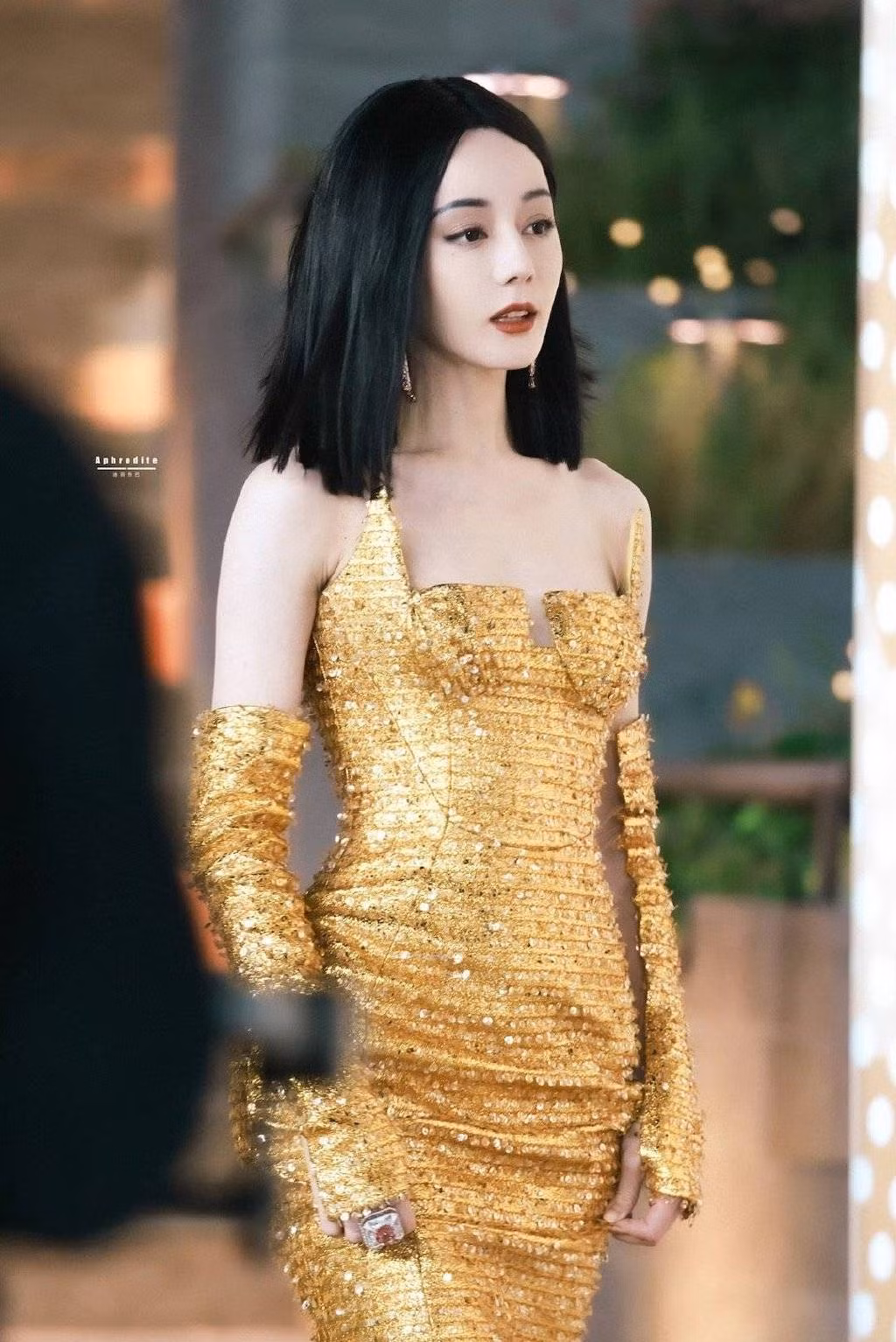 Giống với những tạo hình sự kiện trước, mỹ nhân Tân Cương ưu tiên chọn những thiết kế khoét ngực, ôm sát, giúp cô khoe khéo đường cong cơ thể gợi cảm.