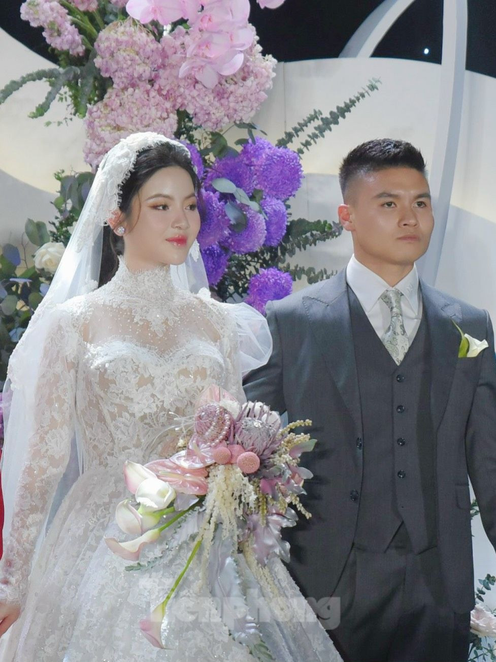 Váy cưới cổ điển giá 150 triệu đồng của cô dâu Chu Thanh Huyền. Phần cổ đính pha lê đã được thay đổi bằng ren. Ảnh: Đức Nguyễn, TikTok Chu Thanh Huyền. Váy cưới cổ điển giá 150 triệu đồng của cô dâu Chu Thanh Huyền. Phần cổ đính pha lê đã được thay đổi bằng ren. Ảnh: Đức Nguyễn, TikTok Chu Thanh Huyền.