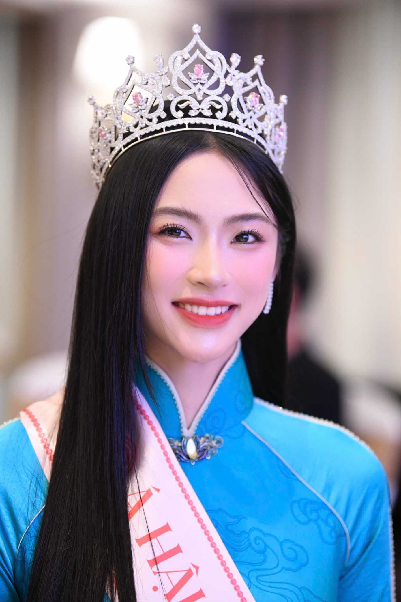 Diện áo dài nền nã tông xanh, Á hậu 2 Hoa hậu Việt Nam 2024 Nguyễn Thị Vân Nhi chia sẻ trong 6 tháng tham gia Hoa hậu Việt Nam, cô luôn nhận được sự yêu thương của khán giả. Bước vào hành trình cuộc thi, cô tự tin và hoàn thiện mỗi ngày. Diện áo dài nền nã tông xanh, Á hậu 2 Hoa hậu Việt Nam 2024 Nguyễn Thị Vân Nhi chia sẻ trong 6 tháng tham gia Hoa hậu Việt Nam, cô luôn nhận được sự yêu thương của khán giả. Bước vào hành trình cuộc thi, cô tự tin và hoàn thiện mỗi ngày.