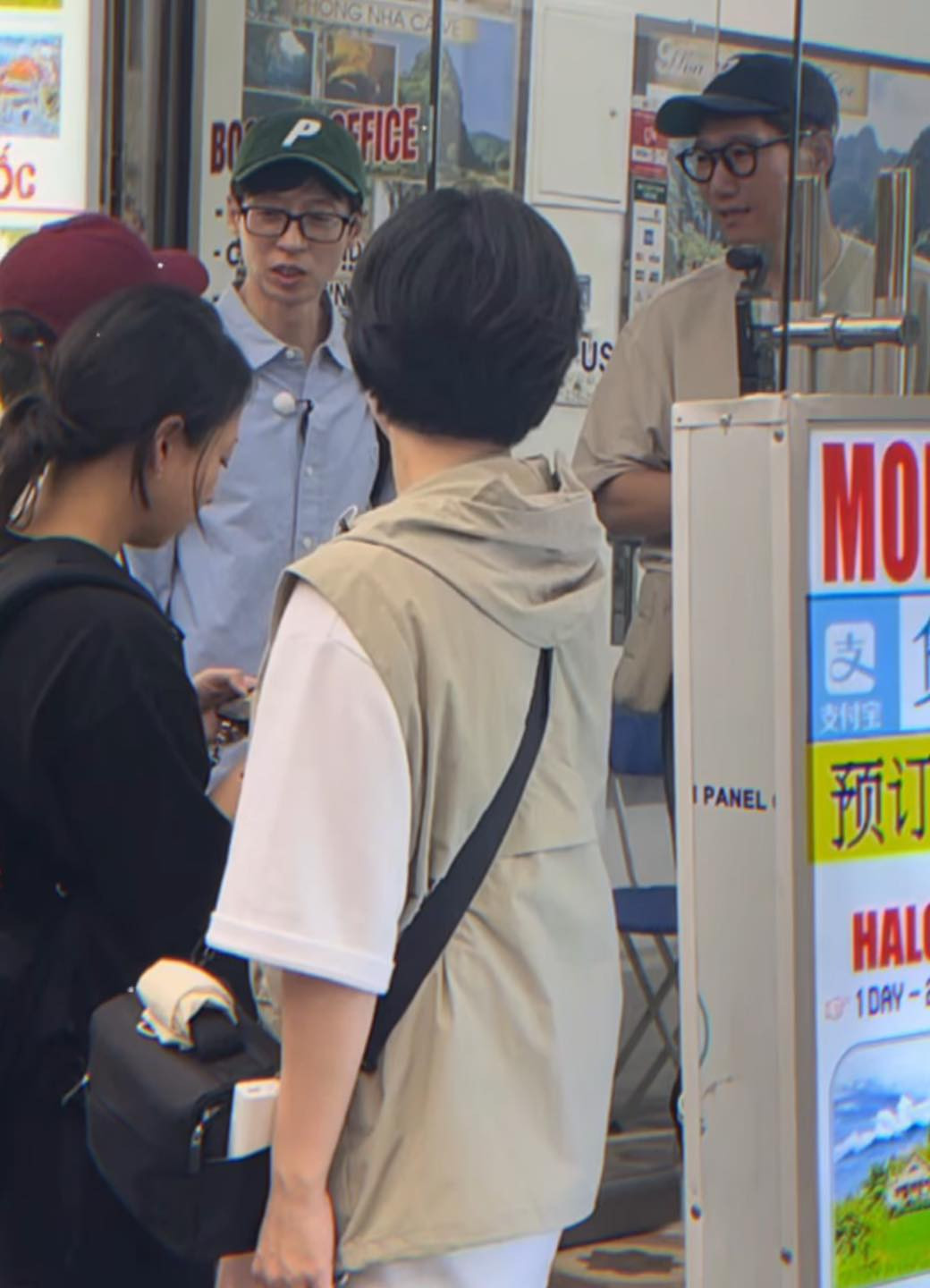 Yoo Jae Suk, Hwang Jung Min, Yang Se Chan, Ji Suk Jin đi quay show du lịch ở thủ đô Hà Nội. Khán giả ghi lại được cảnh dàn nghệ sĩ dạo phố, ăn phở... Yoo Jae Suk, Hwang Jung Min, Yang Se Chan, Ji Suk Jin đi quay show du lịch ở thủ đô Hà Nội. Khán giả ghi lại được cảnh dàn nghệ sĩ dạo phố, ăn phở...