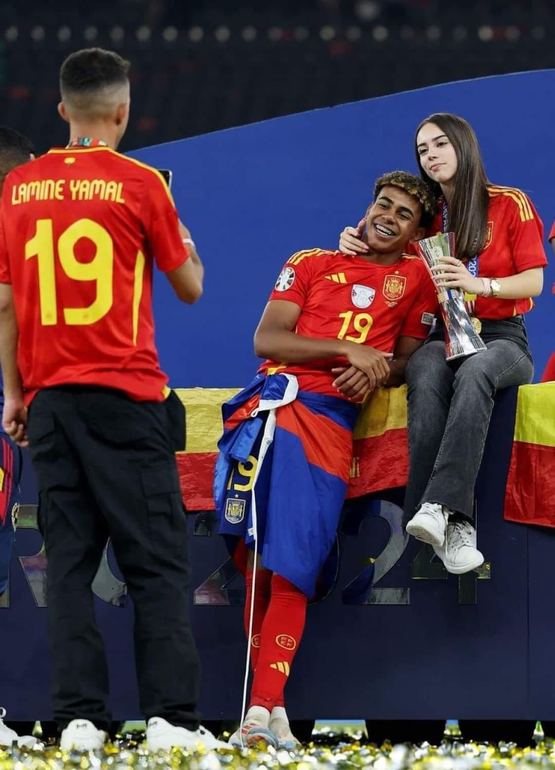 Ngoài những đóng góp trên sân cỏ, cầu thủ trẻ xuất sắc tại Euro 2024 gây tò mò về đời tư. Trong lễ ăn mừng chức vô địch, những bức ảnh của Alex Padilla đã xuất hiện trên mạng xã hội. Padilla mặc áo đấu số 19 của Lamine, tạo dáng chụp ảnh cùng bạn trai, như xác nhận mối quan hệ tình cảm. Ảnh: Getty.