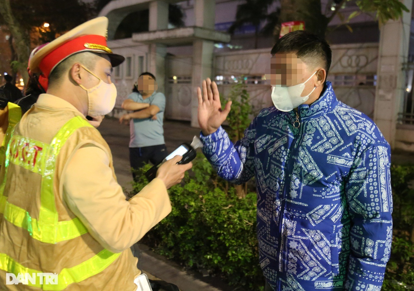 Anh V. nhất quyết không chịu thổi nồng độ cồn và yêu cầu CSGT đưa ra hình ảnh bản thân điều khiển xe máy (Ảnh: Trần Thanh).