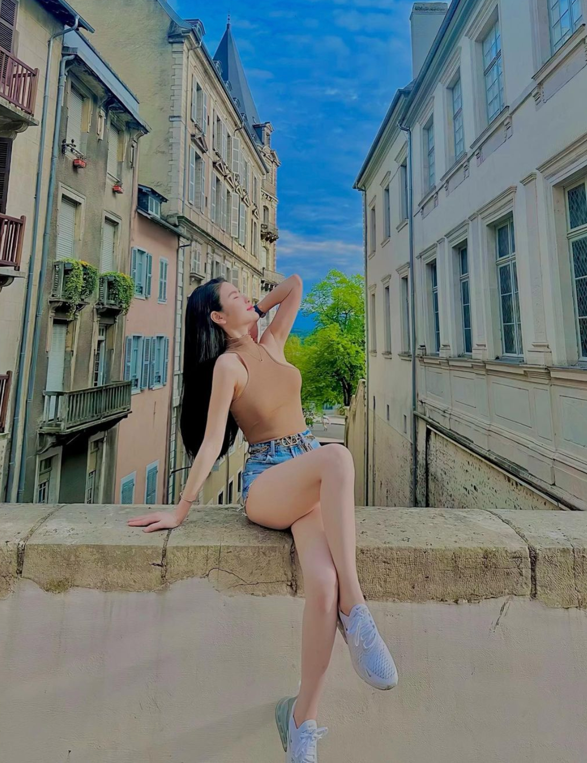 Nàng WAGs 23 tuổi &quot;biến hóa&quot; với đa dạng phong cách.