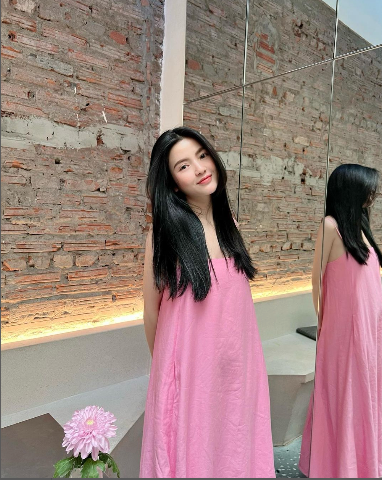 Nàng WAGs 23 tuổi &quot;biến hóa&quot; với đa dạng phong cách.