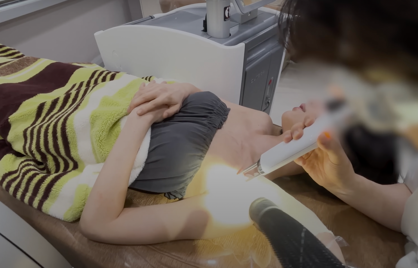 Nana đăng tải vlog đi xóa xăm. Ảnh: CMH. Nana đăng tải vlog đi xóa xăm. Ảnh: CMH.