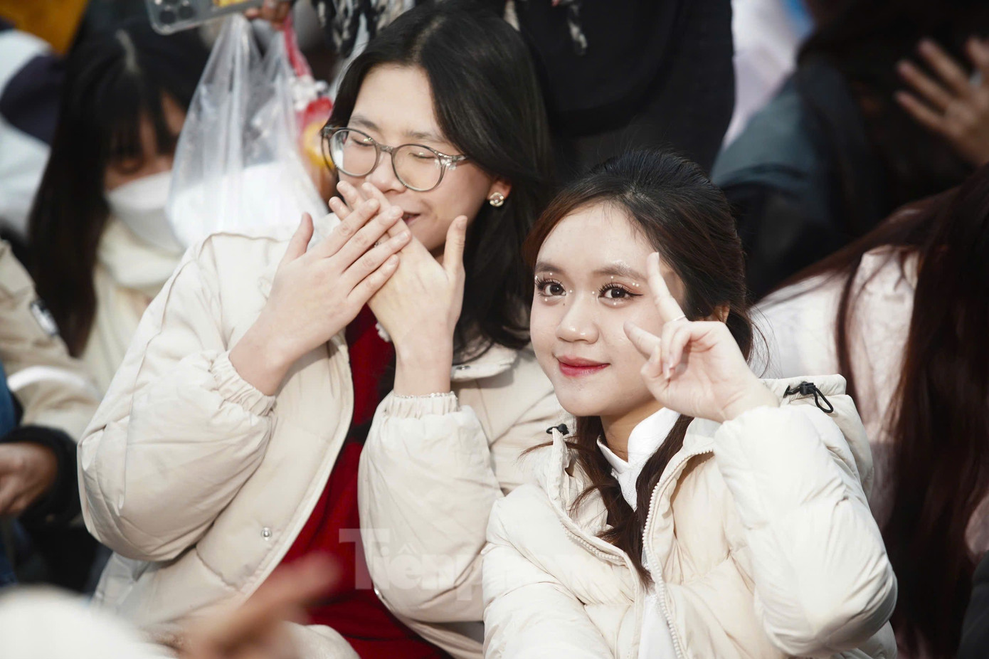 Nhiều người đã trang điểm, làm tóc từ tối để kịp giờ &quot;bám rào&quot; xem 30 anh trai và MC Trấn Thành. Ảnh: Duy Phạm.