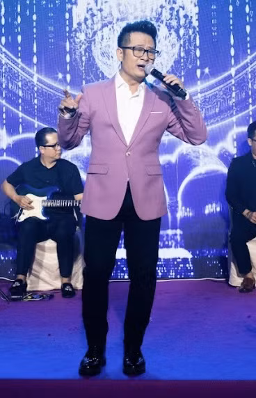 Bằng Kiều, Thu Minh, Hà Nhi... đều góp vui khi trình diễn trong bữa tiệc thân mật. Diễn viên Tuấn Tú được mời làm MC sự kiện.