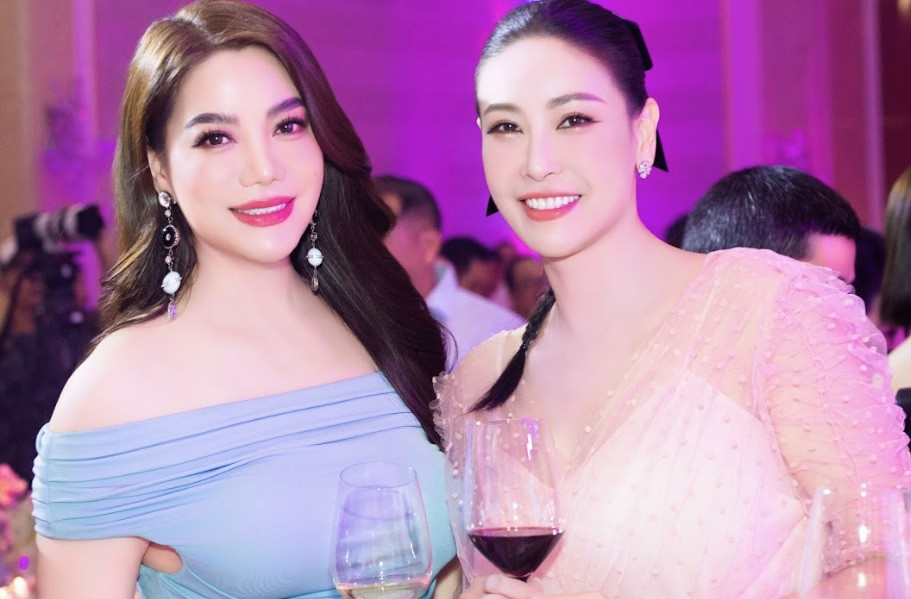 Dàn sao có mặt trong bữa tiệc con gái Gia Linh của Chi Bảo. Dàn sao có mặt trong bữa tiệc con gái Gia Linh của Chi Bảo.