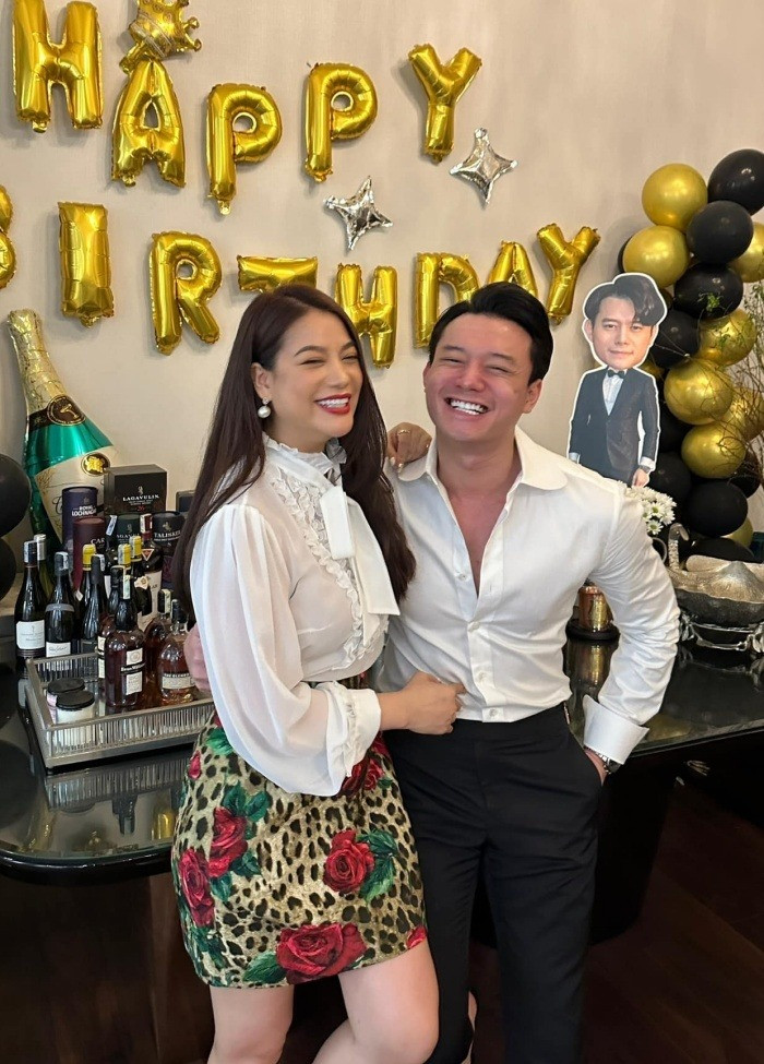 Nguyễn Anh Dũng trong buổi tiệc sinh nhật đón tuổi 32 bên Trương Ngọc Ánh.