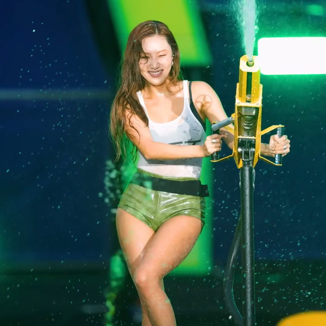 Nữ ca sĩ 28 tuổi theo đuổi phong cách gợi cảm với lối trình diễn cuốn hút. Cô là cái tên thường xuyên góp mặt tại lễ hội nhạc nước. Nữ ca sĩ 28 tuổi theo đuổi phong cách gợi cảm với lối trình diễn cuốn hút. Cô là cái tên thường xuyên góp mặt tại lễ hội nhạc nước.