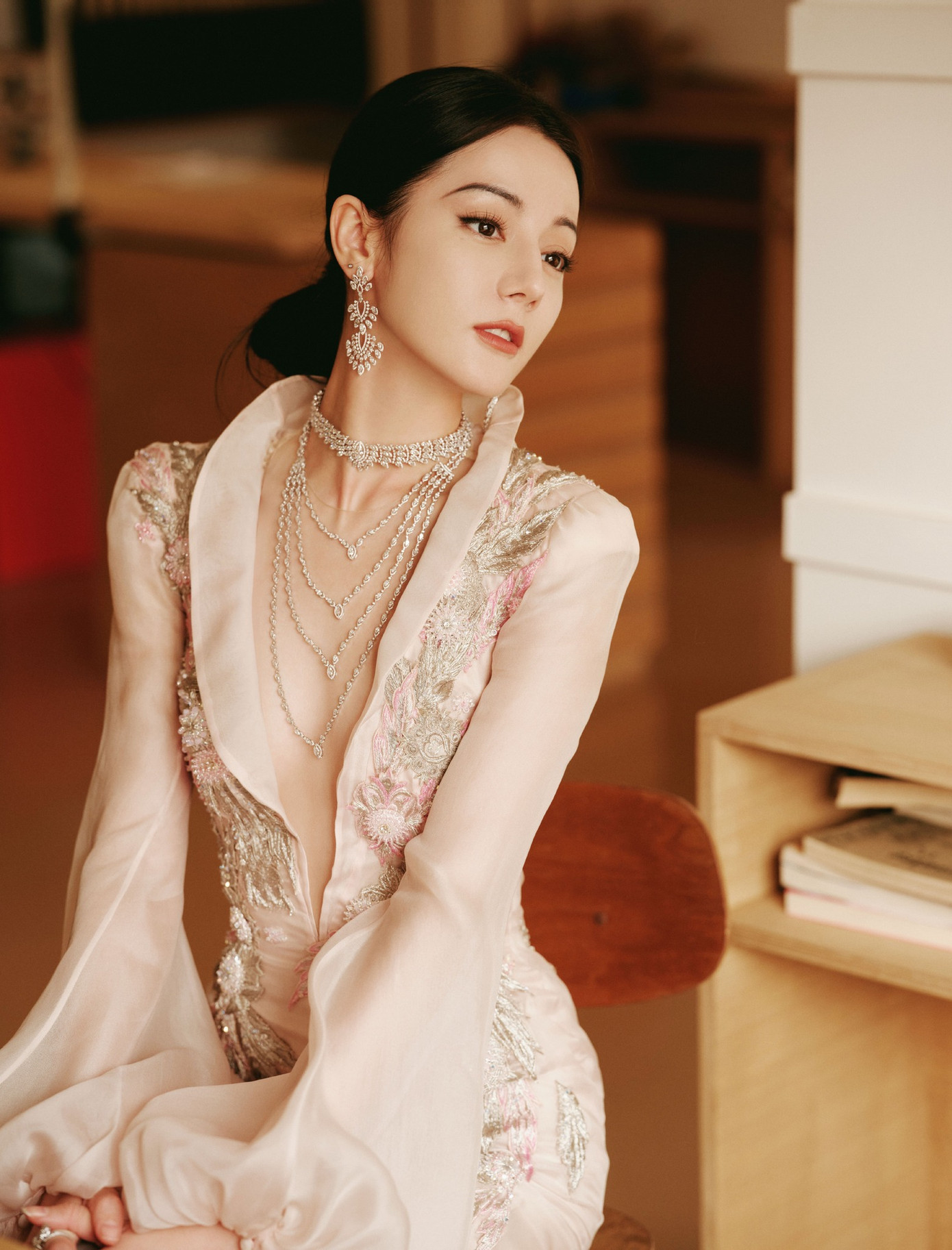 Tạo hình thứ hai của Địch Lệ Nhiệt Ba vẫn là trang phục Haute Couture của GUO PEI Thu Đông 2017 phong cách quý phái, nền nã.