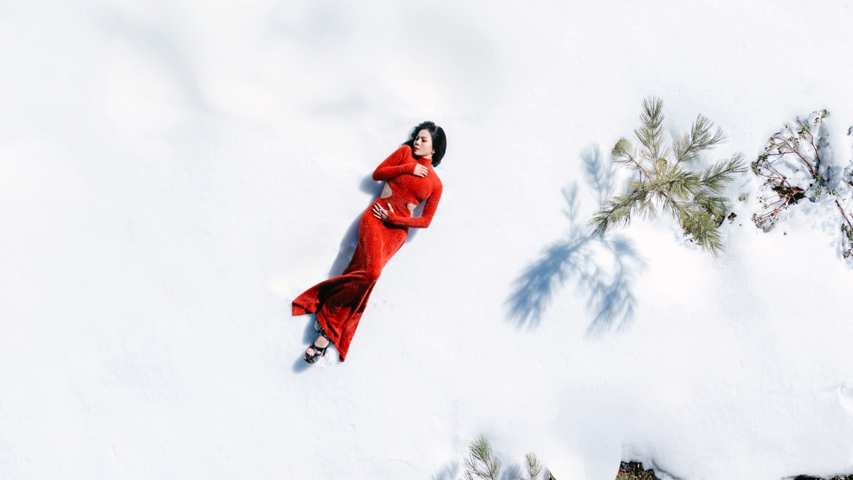 Lệ Quyên mặc váy hở eo giữa trời -12 độ C.