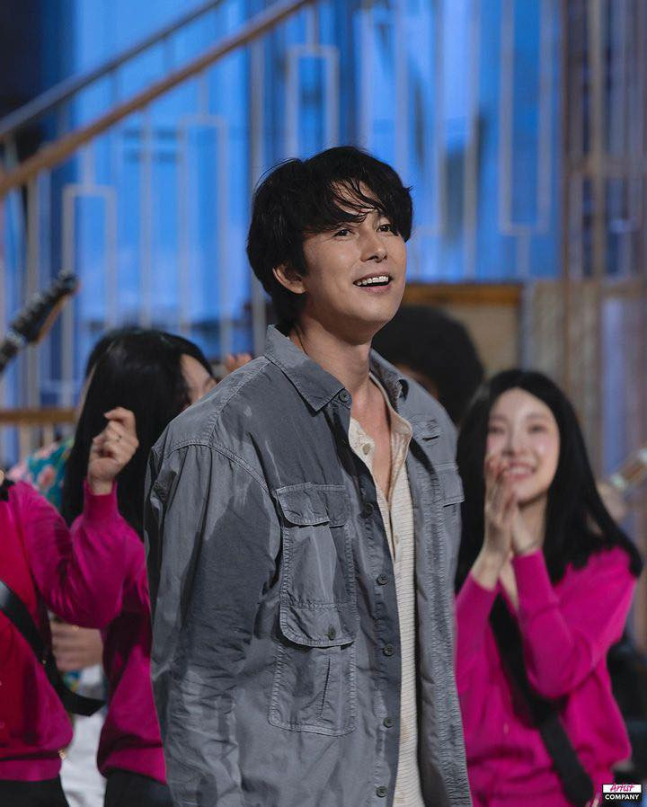 Hình ảnh độc thân vẫn luôn là điều nam diễn viên đề cập đến lâu nay. Tại talk show của Sung Si Kyung năm 2023, khi nhận được câu hỏi vì sao chưa kết hôn, Jung Woo Sung giải thích đã bỏ lỡ thời điểm kết hôn. “Không phải là tôi chọn không kết hôn. Tôi không thể kết hôn. Tôi đã bỏ lỡ cơ hội đó… Thật buồn khi trở thành người nổi tiếng. Chúng ta cũng là con người, nhưng chỉ vì nổi tiếng mà hẹn hò là điều không thể”.