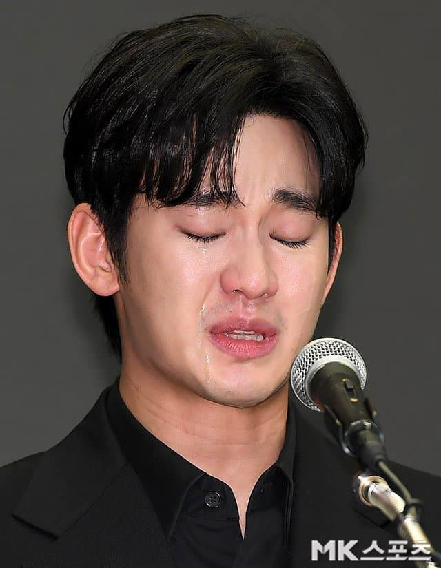 Kim Soo Hyun khóc nấc, liên tục lau nước mắt trong gần 1 tiếng họp báo. Kim Soo Hyun khóc nấc, liên tục lau nước mắt trong gần 1 tiếng họp báo.