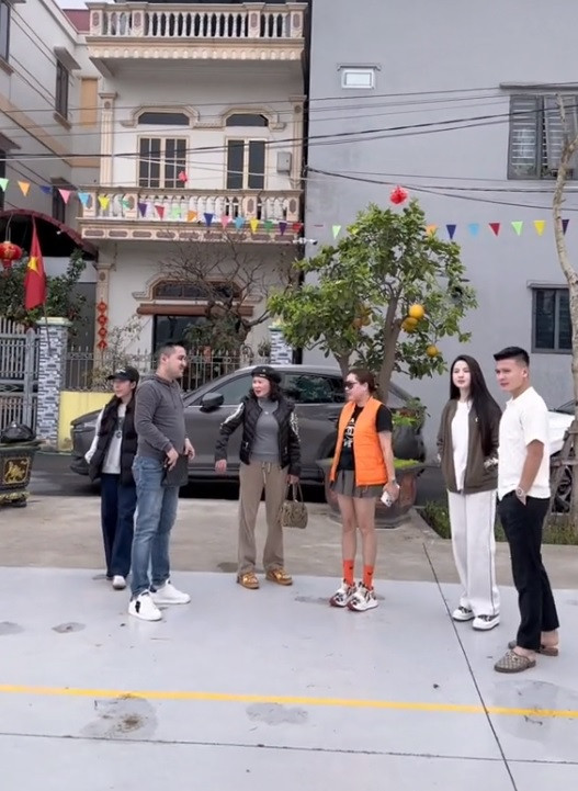 Vợ chồng Quang Hải - Chu Thanh Huyền có mặt khảo sát quá trình dựng rạp cưới. Ảnh: TikTok Lavita.