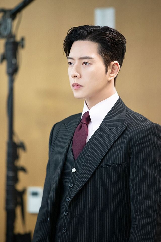 "Bất cứ khi nào hẹn hò với ai đó, tôi luôn luôn nghĩ đến khả năng có thể kết hôn. Tôi luôn nghĩ về hôn nhân. Đó là lý do tôi thực sự cảm thấy khó khăn khi bắt đầu mối quan hệ. Nếu tôi hẹn hò với ai đó trong tương lai tôi nghĩ rằng tôi sẽ xem xét chuyện hôn nhân" - nam diễn viên chia sẻ. Nam diễn viên tập trung vào sự nghiệp hơn chuyện tình yêu. Anh cho rằng một trong những lý do vì anh quá bận rộn, không thể chăm sóc tốt nếu có bạn gái. "Bất cứ khi nào hẹn hò với ai đó, tôi luôn luôn nghĩ đến khả năng có thể kết hôn. Tôi luôn nghĩ về hôn nhân. Đó là lý do tôi thực sự cảm thấy khó khăn khi bắt đầu mối quan hệ. Nếu tôi hẹn hò với ai đó trong tương lai tôi nghĩ rằng tôi sẽ xem xét chuyện hôn nhân" - nam diễn viên chia sẻ. Nam diễn viên tập trung vào sự nghiệp hơn chuyện tình yêu. Anh cho rằng một trong những lý do vì anh quá bận rộn, không thể chăm sóc tốt nếu có bạn gái.