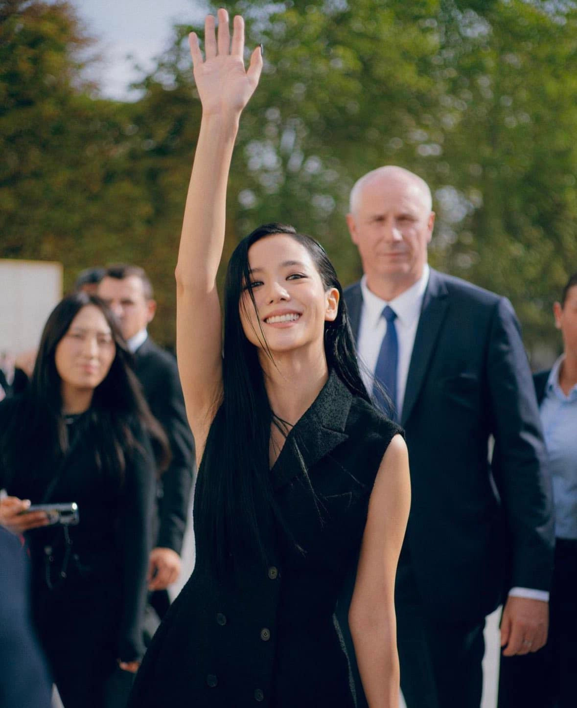 Ngoài ra vấn đề đãi ngộ của hãng với hai sao nữ của Trung – Hàn cũng được cư dân mạng bàn tán. Trong khi Jisoo được đi thẳng xe vào sự kiện, giám đốc truyền thông tận tình săn đón, Địch Lệ Nhiệt Ba đi bằng cổng thường như bao ngôi sao khác. Sở dĩ có sự khác biệt như vậy bởi danh phận của hai ngôi sao khác nhau. Mỹ nhân BlackPink là đại sứ toàn cầu song tuyến (thời trang - làm đẹp), còn Địch Lệ Nhiệt Ba là đại sứ khu vực Trung Quốc.