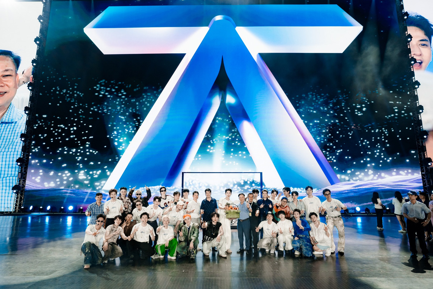 Ông Lương Đức Thắng - Phó Cục trưởng Cục Nghệ thuật biểu diễn - đến tặng quà các nghệ sĩ trong buổi tổng duyệt tối 9/5. Ông Lương Đức Thắng - Phó Cục trưởng Cục Nghệ thuật biểu diễn - đến tặng quà các nghệ sĩ trong buổi tổng duyệt tối 9/5.