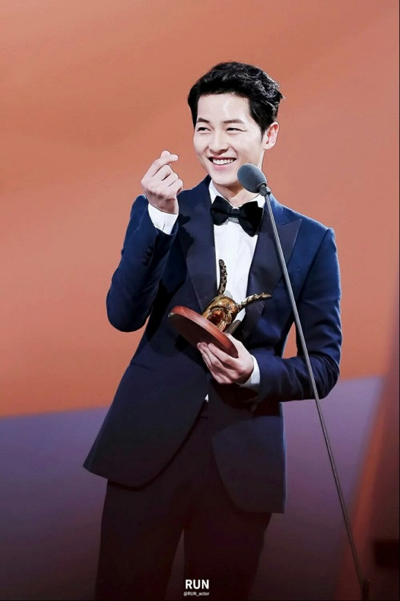 Song Joong Ki từng gây sốt vì trào lưu &quot;bắn tim&quot; khi chụp ảnh.