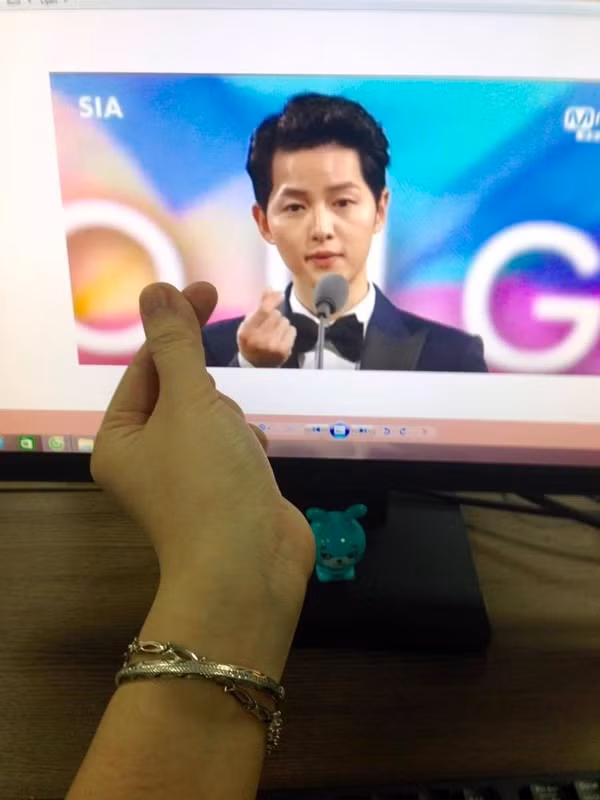 Song Joong Ki từng gây sốt vì trào lưu "bắn tim" khi chụp ảnh. Song Joong Ki từng gây sốt vì trào lưu "bắn tim" khi chụp ảnh.