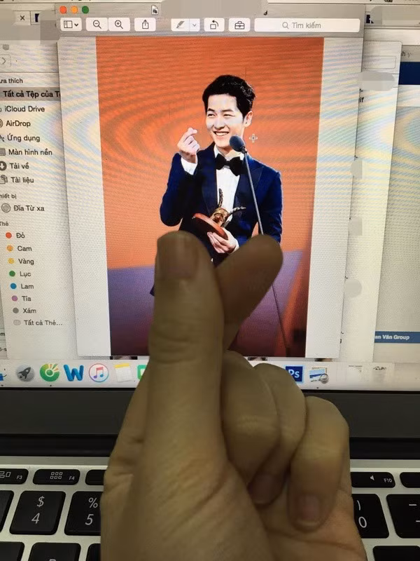 Song Joong Ki từng gây sốt vì trào lưu "bắn tim" khi chụp ảnh. Song Joong Ki từng gây sốt vì trào lưu "bắn tim" khi chụp ảnh.