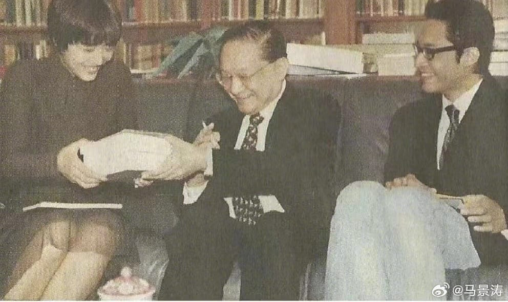 Từ trái sang: Châu Hải My, cố nhà văn Kim Dung và Mã Cảnh Đào. Ảnh: Weibo.