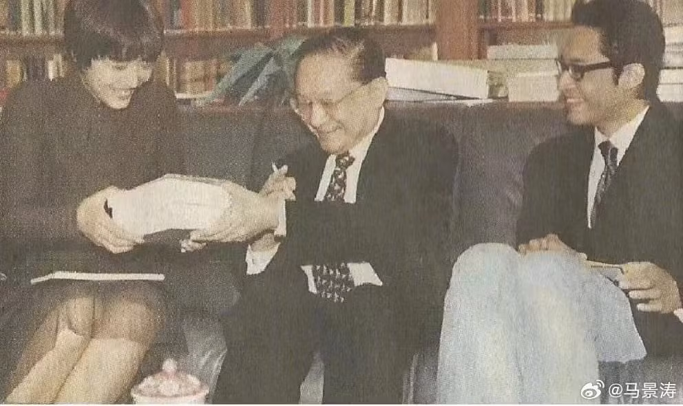 Từ trái sang: Châu Hải My, cố nhà văn Kim Dung và Mã Cảnh Đào. Ảnh: Weibo.