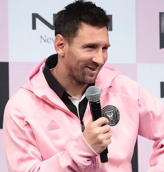 Vương Tử Kỳ (phải) chỉ trích thậm tệ Messi.