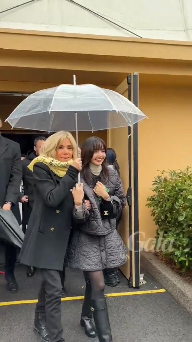 Lisa (BlackPink) được bắt gặp tại sự kiện từ thiện kết hợp giữa Disneyland Paris và Operation Pieces Jaunes cùng Đệ nhất phu nhân Pháp Brigitte Macron. Ảnh: Twitter.