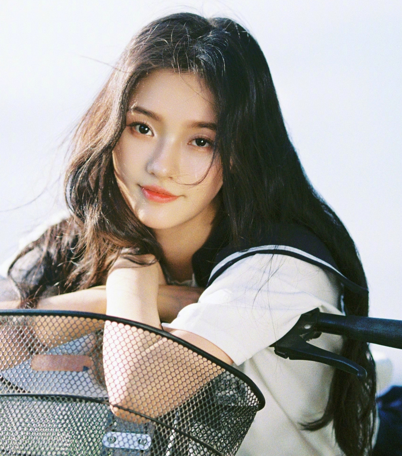 Địch Lệ Nhiệt Ba, Lâm Duẫn, Từ Kiều (từ trái sang) được cho là sẽ xuất hiện trong phim của Tinh Gia. Địch Lệ Nhiệt Ba, Lâm Duẫn, Từ Kiều (từ trái sang) được cho là sẽ xuất hiện trong phim của Tinh Gia.