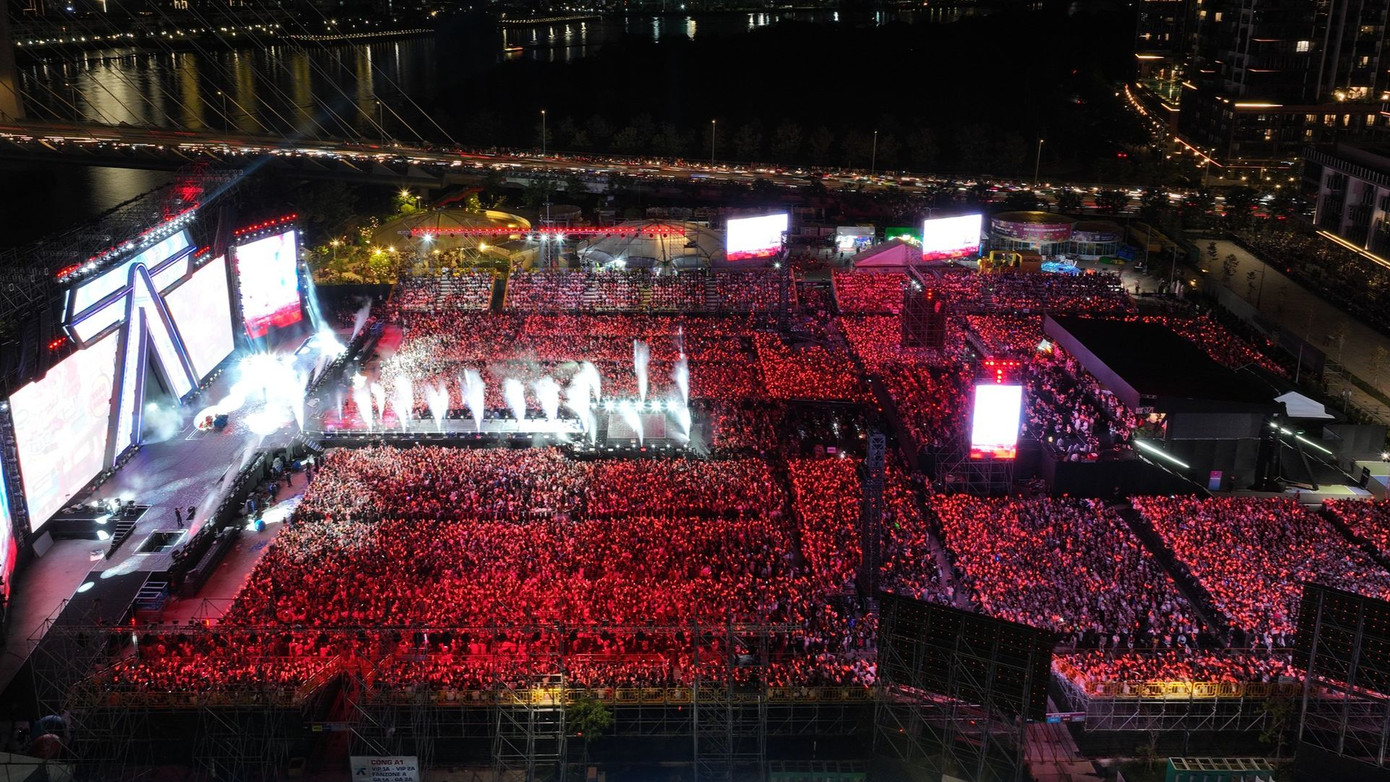 Khán giả xếp hàng từ 12h để chờ có vị trí đẹp trong đêm nhạc. Lượng người đổ về concert ngày càng đông. Xung quanh khu vực này là tòa chung cư có view nhìn thẳng ra đêm nhạc vì vậy đã xuất hiện tình trạng livestream trái phép trên các nền tảng mạng xã hội trong khi concert đang diễn ra.