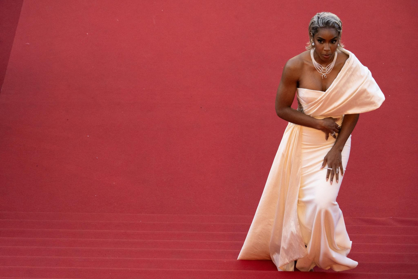 Kelly Rowland diện chiếc váy lệch vai thanh lịch, phụ kiện đi cùng là vòng cổ kim cương màu bạc nổi bật trong buổi ra mắt phim The Count of Monte Cristo tại thảm đỏ LHP Cannes ngày 9. Tờ Page Six nhận định “Nữ hoàng R&B” tỏ ra e ngại khi trở lại Cannes, bởi trước đó một ngày, cô gây tranh cãi vì chỉ tay và có thái độ gay gắt với nữ nhân viên bảo vệ khi di chuyển ở thảm đỏ. Kelly Rowland diện chiếc váy lệch vai thanh lịch, phụ kiện đi cùng là vòng cổ kim cương màu bạc nổi bật trong buổi ra mắt phim The Count of Monte Cristo tại thảm đỏ LHP Cannes ngày 9. Tờ Page Six nhận định “Nữ hoàng R&B” tỏ ra e ngại khi trở lại Cannes, bởi trước đó một ngày, cô gây tranh cãi vì chỉ tay và có thái độ gay gắt với nữ nhân viên bảo vệ khi di chuyển ở thảm đỏ.