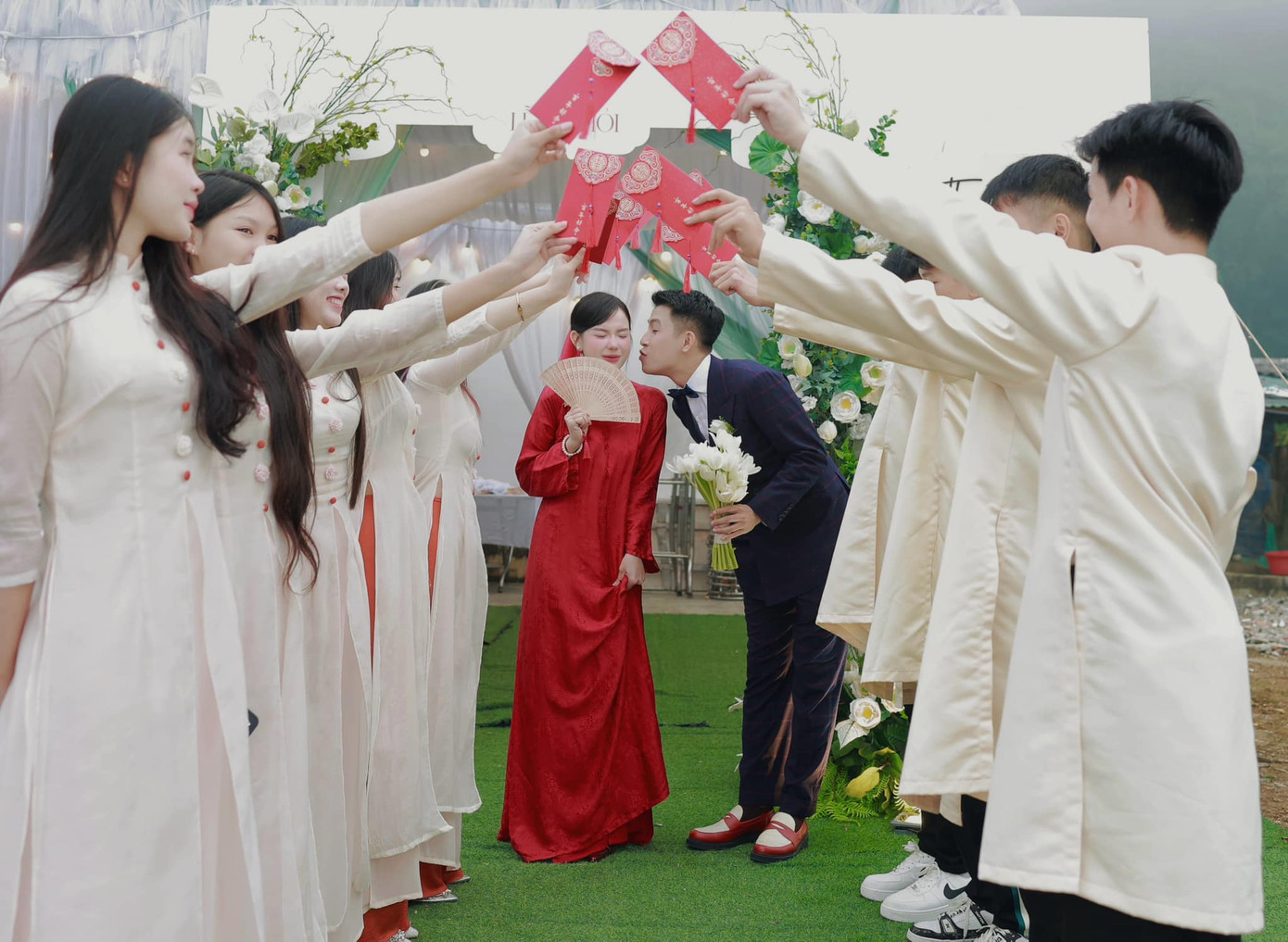 Cô dâu Thu Trang diện áo dài đỏ, được khán giả khen sắc sảo, rạng rỡ. Cô dâu Thu Trang diện áo dài đỏ, được khán giả khen sắc sảo, rạng rỡ.